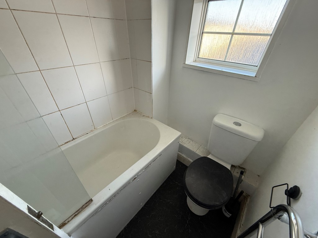 Lot: 144 - FOUR-BEDROOM TOWN HOUSE FOR REFURBISHMENT - Bathroom with WC